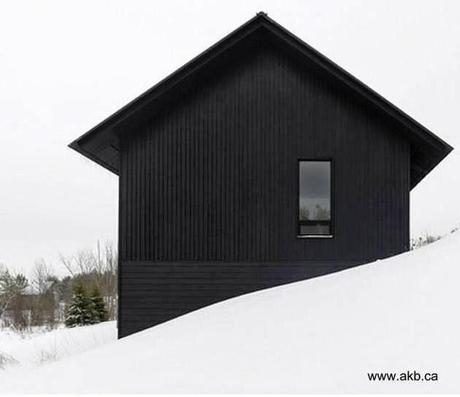 Levantado en Nottawasaga Bay, Lago Huron, Ontario, Canadá - Arquitectura AKB atelier de Canadá Perfil de un moderno chalet pintado de negro en Canadá