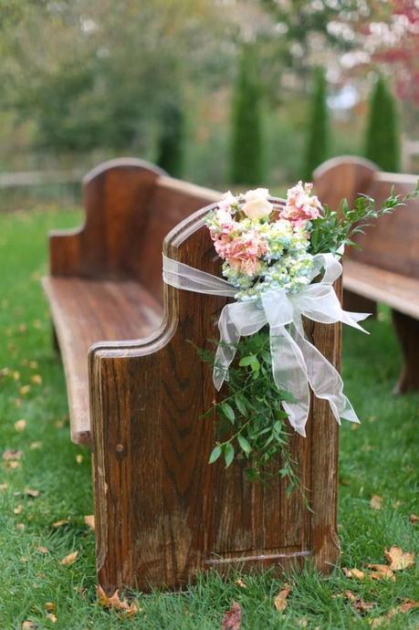 DECORACIÓN PARA LOS BANCOS DE LA BODA Decoración para el banco de la ceremonia