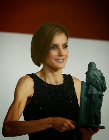 La reina Letizia con pelo corto y vestido negro de Felipe Varela, en Girona