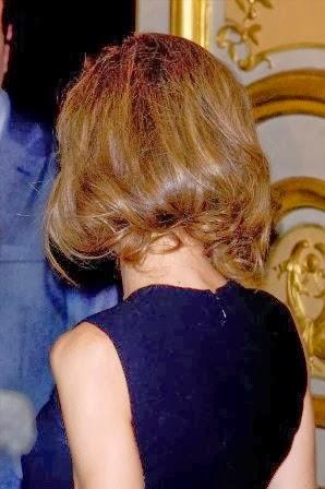 La reina Letizia con pelo corto y vestido negro de Felipe Varela, en Girona