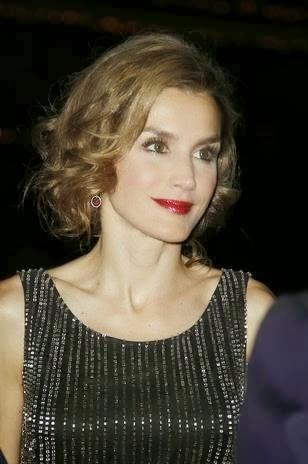 La reina Letizia con pelo corto y vestido negro de Felipe Varela, en Girona