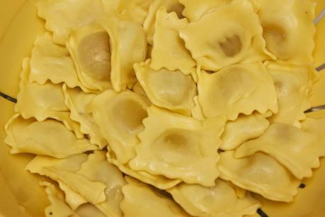 Raviolis de boletus con verduras en salsa de chorizo Raviolis de boletus con verduras en salsa de chorizo