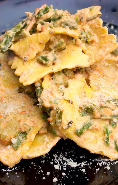 Raviolis de boletus con verduras en salsa de chorizo Raviolis de boletus con verduras en salsa de chorizo