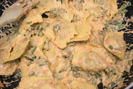 Raviolis de boletus con verduras en salsa de chorizo Raviolis de boletus con verduras en salsa de chorizo