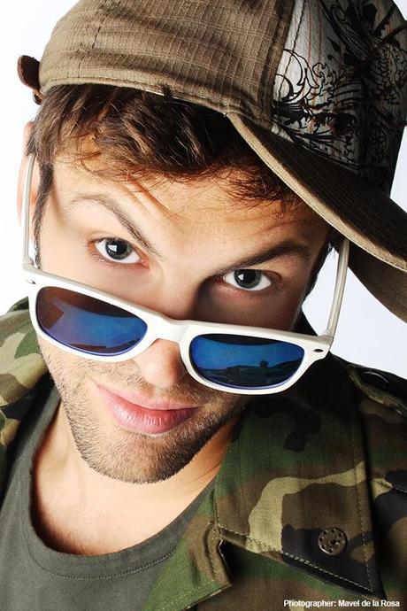 Modelo vestido con un look militar chic My book of experience