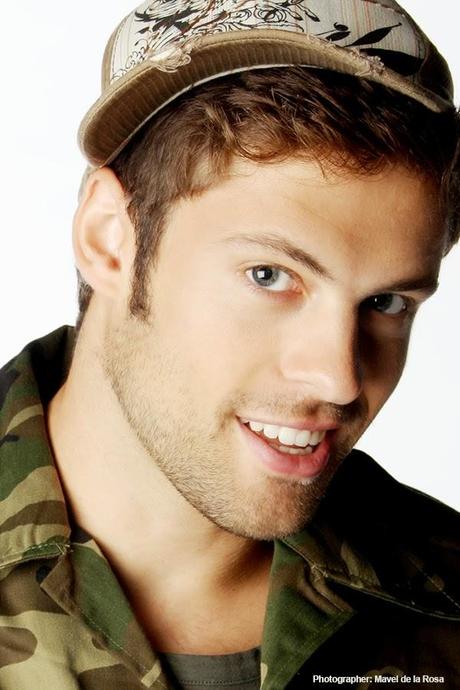 Modelo vestido con un look militar chic My book of experience