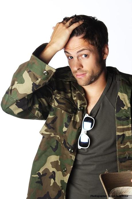 Modelo vestido con un look militar chic My book of experience