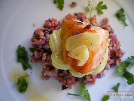 Salmón al ajillo sobre puré de patatas y ensalada con crudités