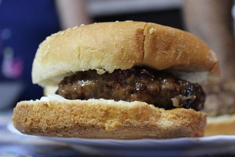 Hamburguesa de Carrillera con crema de quso de oveja