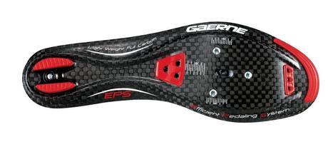 La suela de carbono es súper rígida y transfiere a la perfección la potencia de pedaleo. 