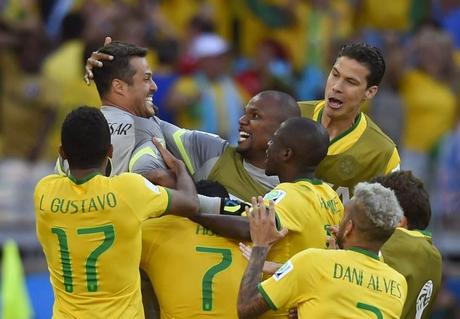 Brasil sobrevive en los penaltis