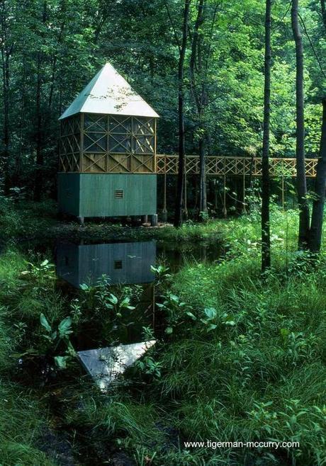 Mirador unido por pasarela a la casa de campo