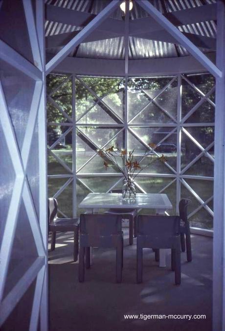 Lanai cilíndrico con comedor junto a la casa campestre