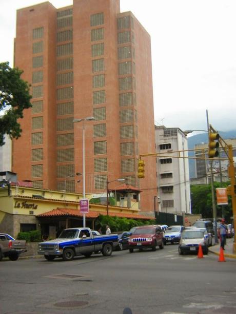 EL RECREO  Autoridades desalojan invasores en el edificio Residencias Santos Erminy en la Urb. Las Delicias-Sabana Grande