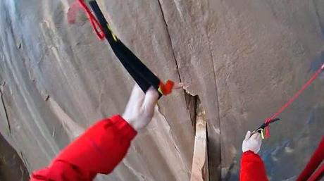 Vídeo: Salta en paracaídas y casi le cuesta la vida.