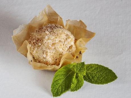 Bombas de queso, orujo y frutos secos en cestillos de masa filo