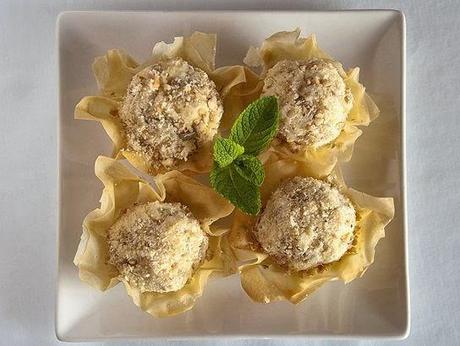 Bombas de queso, orujo y frutos secos en cestillos de masa filo