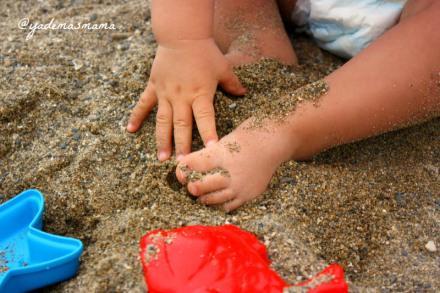 bebé en la playa, arena