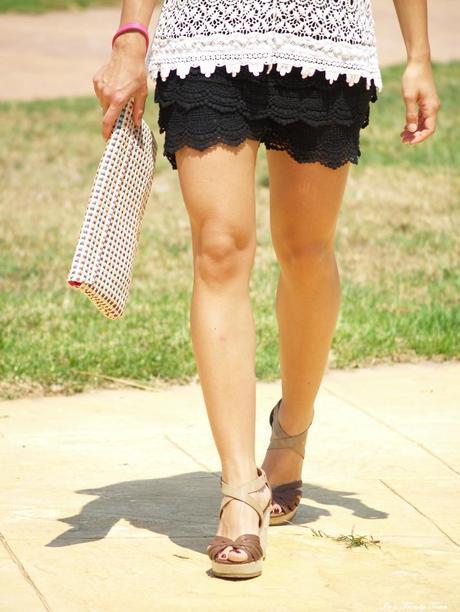 OUTFIT LACE AND WEDGE SANDALS
