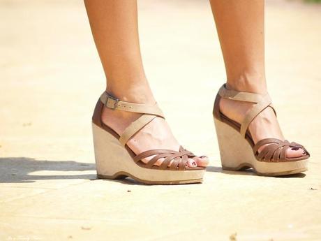 OUTFIT LACE AND WEDGE SANDALS