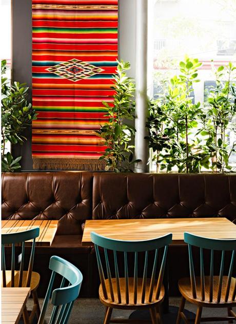 Color y naturalidad en la decoracion. Corazon Restaurant, Portland