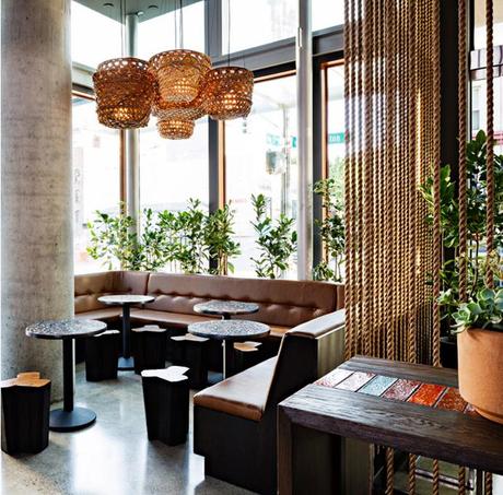 Color y naturalidad en la decoracion. Corazon Restaurant, Portland