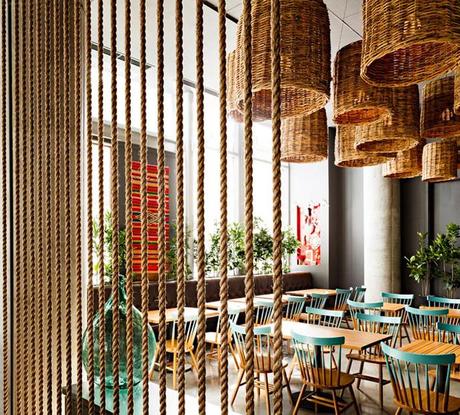 Color y naturalidad en la decoracion. Corazon Restaurant, Portland