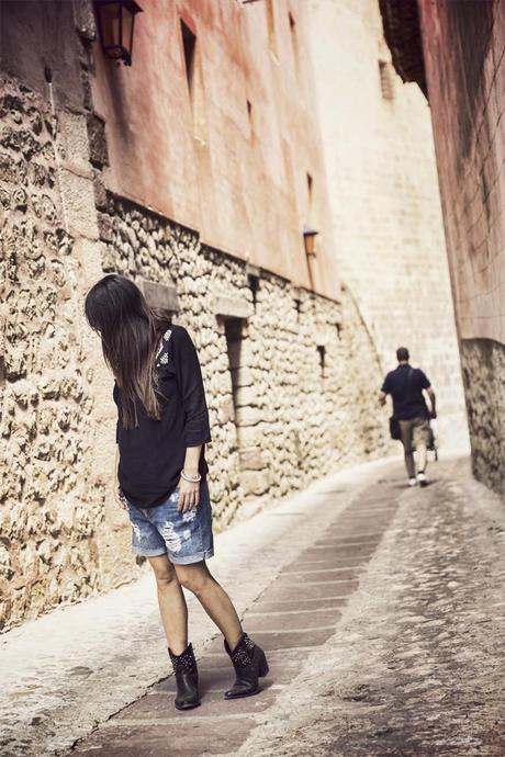 street style barbara cerspo albarracon teruel village fashion blogger blog de moda outfit the corner shop boyfriend shorts