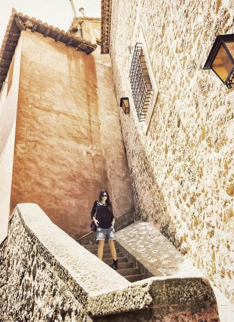 street style barbara cerspo albarracon teruel village fashion blogger blog de moda outfit the corner shop boyfriend shorts