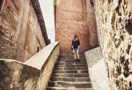 street style barbara cerspo albarracon teruel village fashion blogger blog de moda outfit the corner shop boyfriend shorts