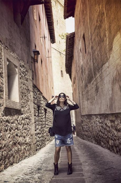 street style barbara cerspo albarracon teruel village fashion blogger blog de moda outfit the corner shop boyfriend shorts