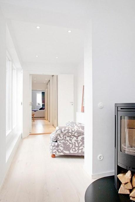 viviendas nórdicas Un sofá violeta como protagonista sofás fundas desmontables sofá color intenso decoración blanca look total white grandes piezas de mobiliario decoración interiores blog decoración nórdica blog decoracion interiores 