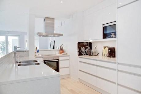 viviendas nórdicas Un sofá violeta como protagonista sofás fundas desmontables sofá color intenso decoración blanca look total white grandes piezas de mobiliario decoración interiores blog decoración nórdica blog decoracion interiores 