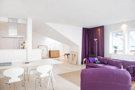 viviendas nórdicas Un sofá violeta como protagonista sofás fundas desmontables sofá color intenso decoración blanca look total white grandes piezas de mobiliario decoración interiores blog decoración nórdica blog decoracion interiores 