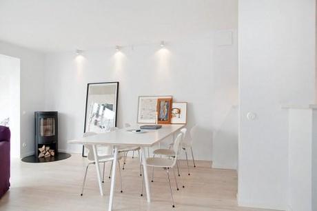 viviendas nórdicas Un sofá violeta como protagonista sofás fundas desmontables sofá color intenso decoración blanca look total white grandes piezas de mobiliario decoración interiores blog decoración nórdica blog decoracion interiores 