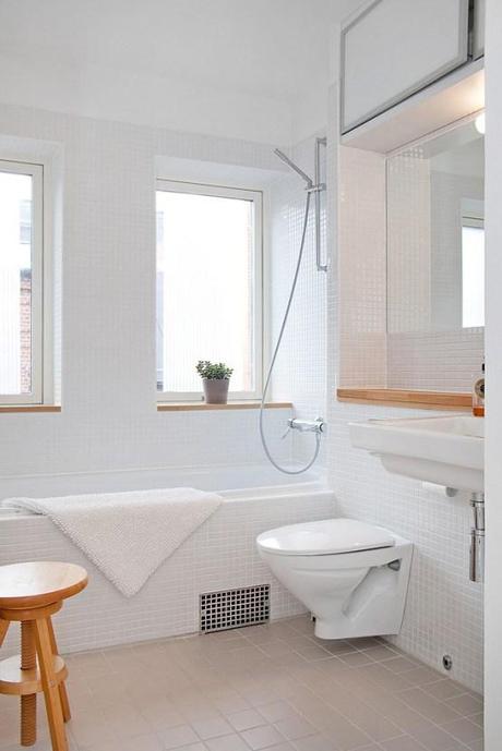 viviendas nórdicas Un sofá violeta como protagonista sofás fundas desmontables sofá color intenso decoración blanca look total white grandes piezas de mobiliario decoración interiores blog decoración nórdica blog decoracion interiores 