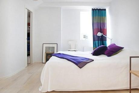 viviendas nórdicas Un sofá violeta como protagonista sofás fundas desmontables sofá color intenso decoración blanca look total white grandes piezas de mobiliario decoración interiores blog decoración nórdica blog decoracion interiores 