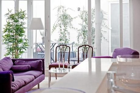 viviendas nórdicas Un sofá violeta como protagonista sofás fundas desmontables sofá color intenso decoración blanca look total white grandes piezas de mobiliario decoración interiores blog decoración nórdica blog decoracion interiores 