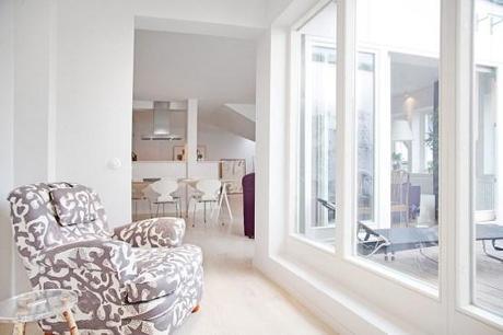 viviendas nórdicas Un sofá violeta como protagonista sofás fundas desmontables sofá color intenso decoración blanca look total white grandes piezas de mobiliario decoración interiores blog decoración nórdica blog decoracion interiores 