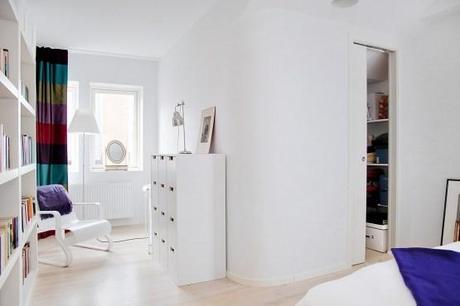 viviendas nórdicas Un sofá violeta como protagonista sofás fundas desmontables sofá color intenso decoración blanca look total white grandes piezas de mobiliario decoración interiores blog decoración nórdica blog decoracion interiores 