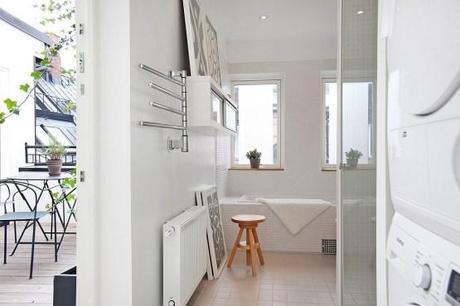 viviendas nórdicas Un sofá violeta como protagonista sofás fundas desmontables sofá color intenso decoración blanca look total white grandes piezas de mobiliario decoración interiores blog decoración nórdica blog decoracion interiores 