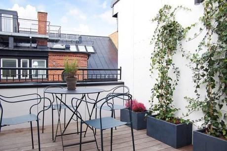 viviendas nórdicas Un sofá violeta como protagonista sofás fundas desmontables sofá color intenso decoración blanca look total white grandes piezas de mobiliario decoración interiores blog decoración nórdica blog decoracion interiores 