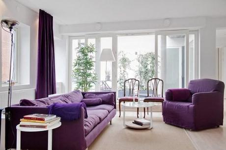 viviendas nórdicas Un sofá violeta como protagonista sofás fundas desmontables sofá color intenso decoración blanca look total white grandes piezas de mobiliario decoración interiores blog decoración nórdica blog decoracion interiores 
