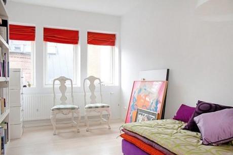 viviendas nórdicas Un sofá violeta como protagonista sofás fundas desmontables sofá color intenso decoración blanca look total white grandes piezas de mobiliario decoración interiores blog decoración nórdica blog decoracion interiores 