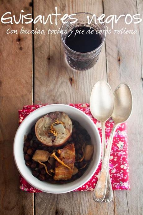 Guisantes negros con bacalao, tocino y pie de cerdo relleno de camagrocs