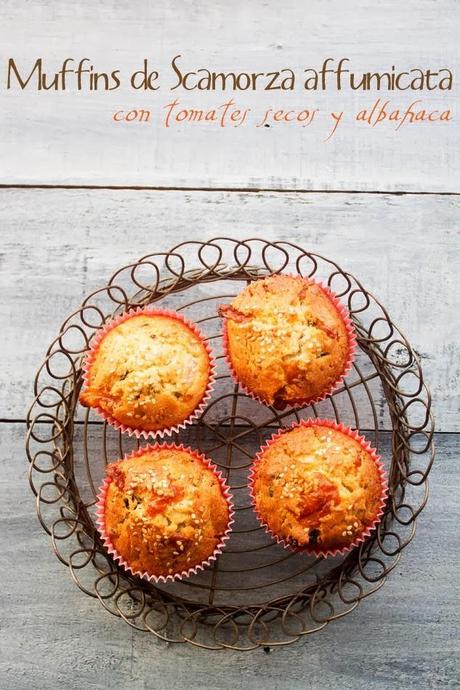 Muffins de Scamorza affumicata con tomates secos y albahaca