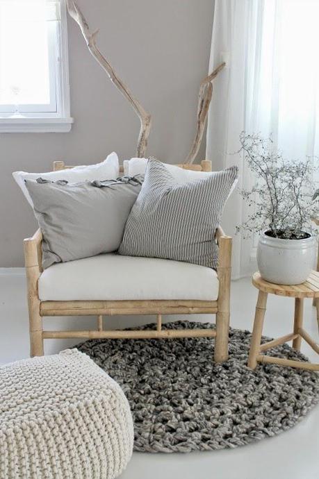 UN DELICADO SALÓN ESCANDINAVO EN BLANCO Y MADERA NATURAL