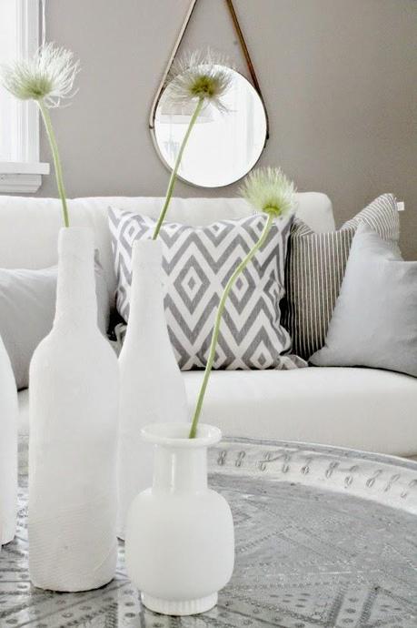 UN DELICADO SALÓN ESCANDINAVO EN BLANCO Y MADERA NATURAL