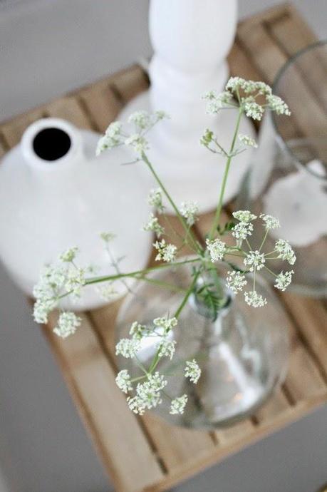 UN DELICADO SALÓN ESCANDINAVO EN BLANCO Y MADERA NATURAL