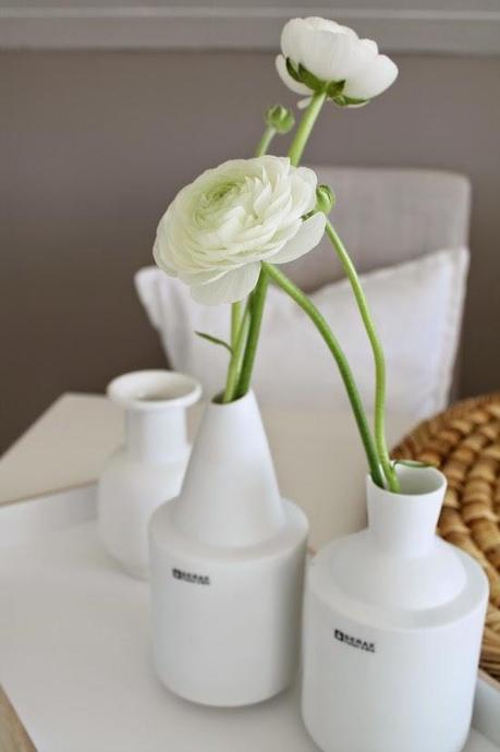 UN DELICADO SALÓN ESCANDINAVO EN BLANCO Y MADERA NATURAL